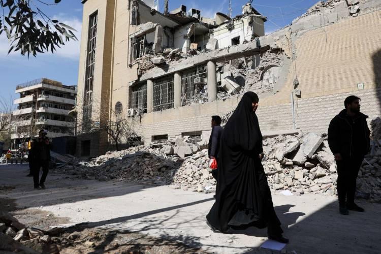 <p><span style="color:#B22222"><strong>ABD-İSRAİL'İN İRAN'A SALDIRILARI</strong></span></p>

<p>İsrail ve ABD, Tahran ile Washington y&ouml;netimleri arasında m&uuml;zakereler s&uuml;rerken 28 Şubat'ta İran'a askeri saldırı başlattı.</p>
