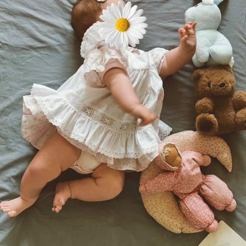 <p><span style="color:#FF0000"><strong>DUYGU Y&Uuml;KL&Uuml; PAYLAŞIMI KALPLERİ ISITTI</strong></span></p>

<p><strong>Duygusal anlar yaşayan Helvacıoğlu, paylaşımına şu notu d&uuml;şt&uuml;:</strong></p>

<p><strong>"İlk fotoğraf benim i&ccedil;in &ccedil;ok değerli; &uuml;zerindeki elbise ve yanındaki oyuncaklar bir zamanlar benimdi. Hayatımın en anlamlı şubat ayını ge&ccedil;irdim. Her anına 'iyi ki'&hellip; Zamanın acımasızca hızlı aktığını biliyordum ama sen gelince bunu daha iyi anladım. En son &ccedil;ocukken bu kadar dolu dolu zaman ge&ccedil;irdiğimi hatırlıyorum. Anların bazen yavaşlatılabildiğini; kalbimin bu kadar sıcak, g&uuml;neşin bu kadar parlak ve kuşların renklerinin bu kadar canlı olduğunu en son &ccedil;ocukken g&ouml;rm&uuml;ş ve hissetmiştim.</strong></p>
