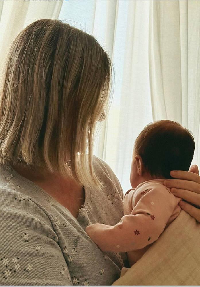 <p><strong>Ben sana bir şeyler &ouml;ğretmeye niyetlendiğimde, asıl &ouml;ğretenin sen olduğunu anladım. Sevginin ve değerin &ouml;nce insanın kendisinde olması gerekiyormuş; teşekk&uuml;r ederim, sayende &ouml;ğrendim. Şimdi t&uuml;m bunları sana g&ouml;stermek i&ccedil;in hazırım. Merak etme meleğim, annen hep yanında: Korktuğunda &ouml;n&uuml;nde, istediğinde yanında, g&ouml;remediğinde arkanda, hissettiğinde ise kalbinde&hellip; Sen ne zaman istersen orada ama her daim yanında olacağım. Annen seni &ccedil;ok seviyor. Beni se&ccedil;tiğin i&ccedil;in teşekk&uuml;rler, iyi ki geldin."</strong></p>
