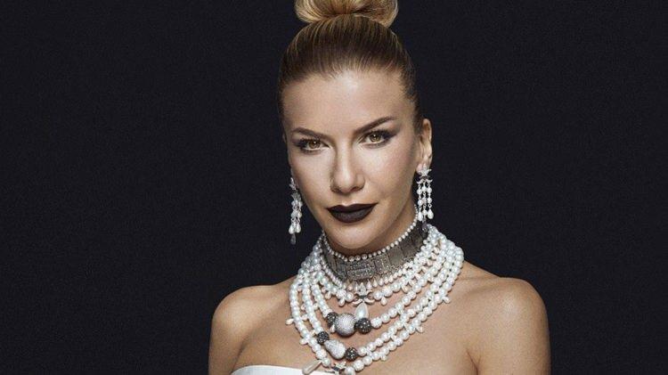 <p><strong>&Uuml;nl&uuml; modacı, 7 Mart i&ccedil;in yeniden bilet aldığını ancak bu biletin de sabah saatlerinde iptal edildiğini a&ccedil;ıkladı.</strong></p>
