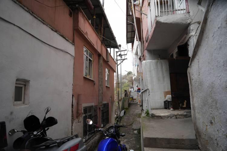 <p>Bazı kesimlerin Celal'i eleştirmesini anlamadığını belirten baba Karat&uuml;re, <strong><em>"Celal'in ilahi s&ouml;ylemesinden neden rahatsız oluyorlar? Sadece Celal mi s&ouml;yl&uuml;yor, herkes s&ouml;yl&uuml;yor. Celal herkesten daha farklı ilahi s&ouml;yl&uuml;yor. Celal'in sayesinde ilahi herkesin diline yayıldı. Celal'e destek veren Cumhurbaşkanımız Recep Tayyip Erdoğan ve MHP Genel Başkanı Devlet Bah&ccedil;eli'den Allah razı olsun."</em></strong> diye konuştu.</p>
