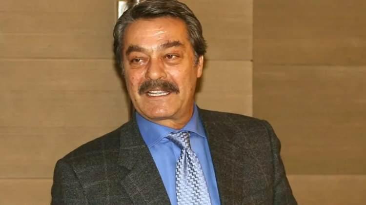 <p>Beyin damarına pıhtı atması sonucu hayati tehlike yaşayan usta sanat&ccedil;ı, uzun s&uuml;re tedavi g&ouml;rm&uuml;ş ve g&ouml;zlerden uzak yaşıyordu.&nbsp;</p>
