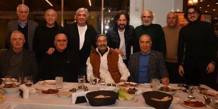 <p>Kadir İnanır'ın yeğeni Levent İnanır, usta sanat&ccedil;ının son sağlık durumunu a&ccedil;ıklayarak şu ifadeleri kullandı:</p>

<p>&nbsp;</p>
