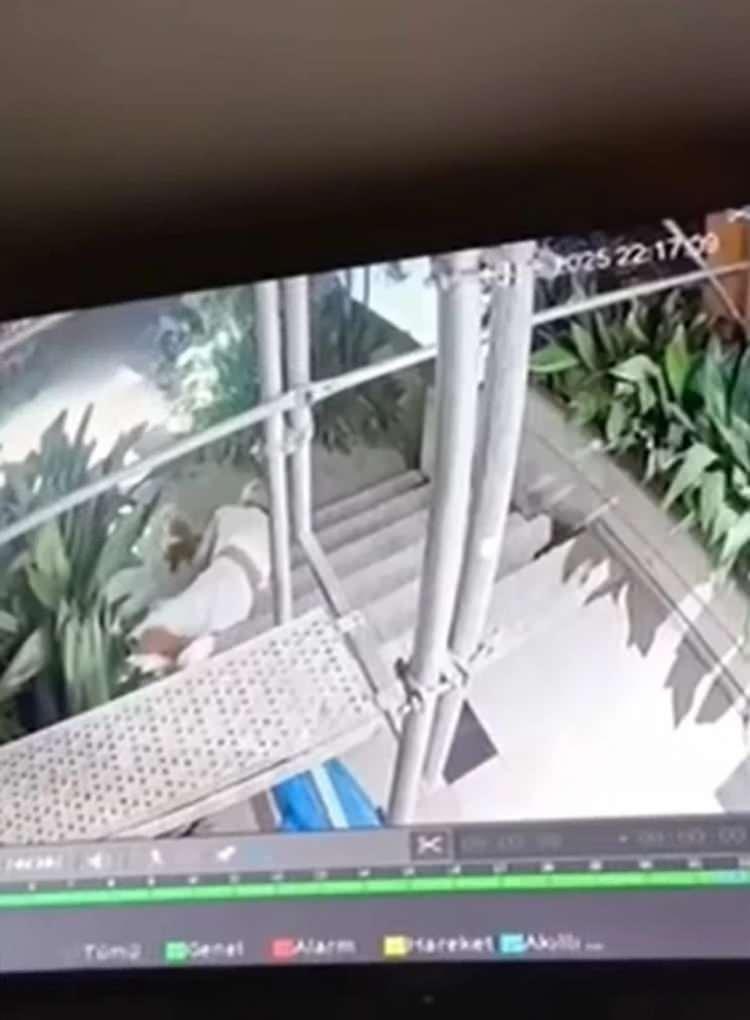 <p><strong>Ge&ccedil;tiğimiz Eyl&uuml;l ayında k&ouml;peğini gezdirirken merdivenden</strong><strong>&nbsp;</strong><strong>d&uuml;şerek hastaneye kaldırılan&nbsp;</strong><strong>Ajda Pekkan'ın kız kardeşi Semiramis Pekkan,</strong><strong>&nbsp;tedbir amacıyla check-up yaptırmıştı.</strong></p>
