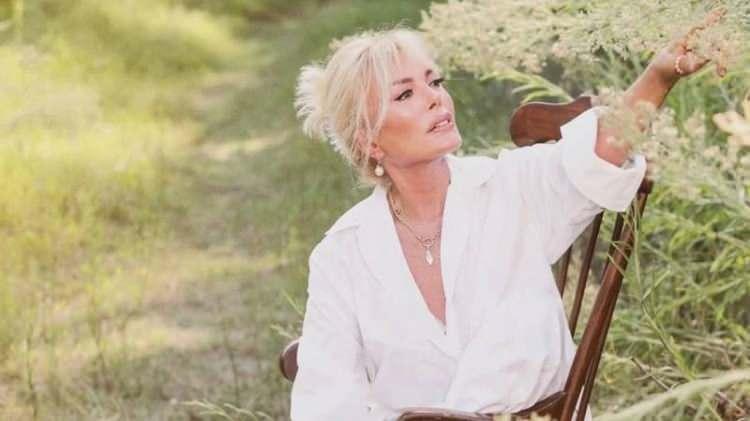 <p><span style="color:#800080"><em><strong>"Bu kadar her şeyi kabullenen, 'tamam, bunlar da olacak' diyen ben; bir gecede ilk sa&ccedil;ım d&ouml;k&uuml;ld&uuml;ğ&uuml;nde şok oldum. Panik halindeydim, 'sa&ccedil; getirin bana' dedim. Ne kadar bilgi sahibi olursan ol, yine de şoklar yaşıyorsun."</strong></em></span></p>
