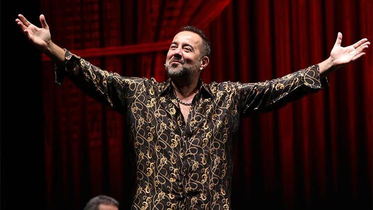 <p><strong>'Ata Demirer Gazinosu' adlı g&ouml;steride giydiği kost&uuml;mler hakkında konuşan komedyen, bu kıyafetleri &ccedil;ocukların eğitimi i&ccedil;in bağışladığını s&ouml;yledi.</strong></p>
