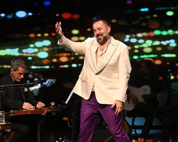 <p><span style="color:#B22222"><strong>"ŞU AN SOSYAL HAYATTAYIM"</strong></span></p>
