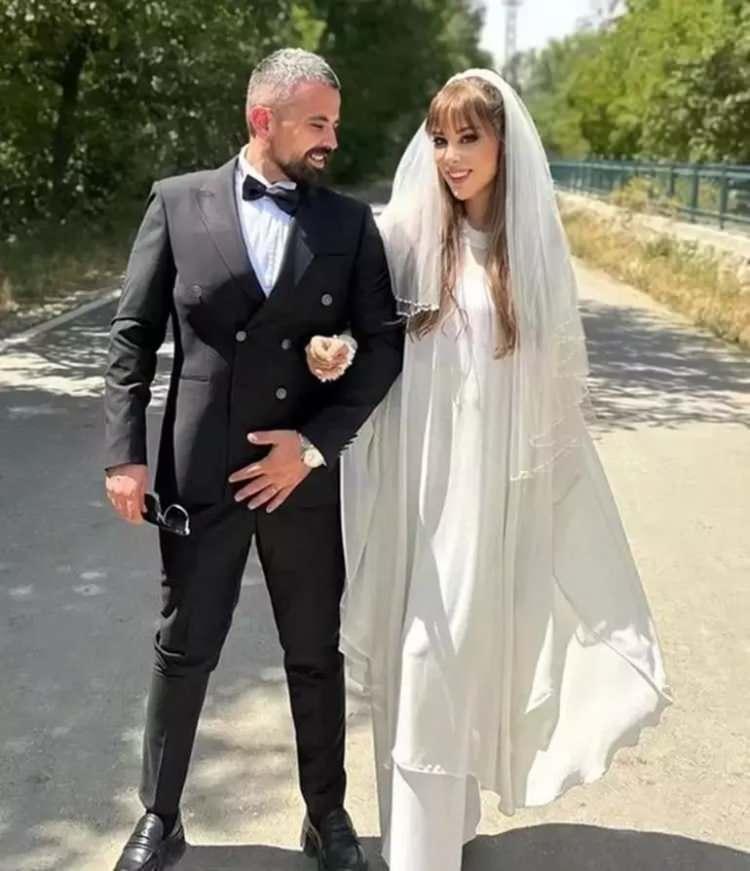 <p><strong>Merhum Ferdi Tayfur'un kızı Tuğ&ccedil;e Tayfur, ihanet iddiasıyla boşanma davası a&ccedil;tığı eşi Muhammet Aydın hakkında sosyal medya hesabından yaptığı a&ccedil;ıklama ile a&ccedil;tı ağzını yumdu g&ouml;z&uuml;n&uuml;.</strong></p>
