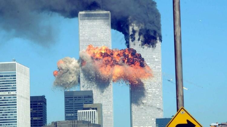 <p><strong>TARİHTE SADECE BİR KEZ KULLANILDI</strong></p>

<p>&nbsp;</p>

<p>NATO kurulduğundan bu yana 5. Madde, Soğuk Savaş yıllarında bile hi&ccedil; kullanılmadı. Ancak tarihin akışını değiştiren o an, 2001 yılında yaşandı. 11 Eyl&uuml;l ter&ouml;r saldırılarının ardından ABD'ye destek amacıyla ilk ve tek kez bu madde resmen y&uuml;r&uuml;rl&uuml;ğe konuldu.&nbsp;</p>

<p>&nbsp;</p>

<p>&nbsp;</p>
