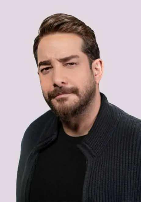 <p><strong>&Uuml;nl&uuml; oyuncu Enis Arıkan, telefon almak isterken dolandırılan bir i&ccedil;erik &uuml;reticisine hediye ettiği telefonla g&uuml;ndem oldu.</strong></p>
