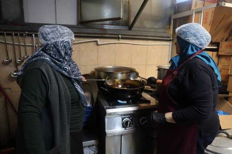 Aşevinde g&ouml;n&uuml;ll&uuml; &ccedil;alışan emekli &ouml;ğretmen: Bana "anne" diyorlar