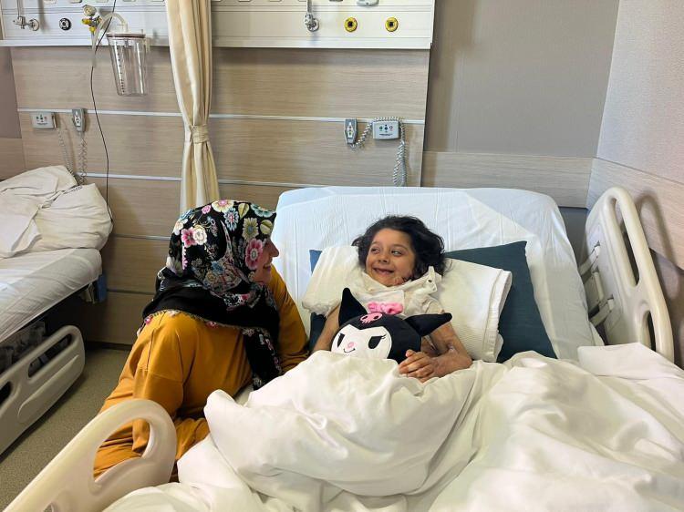 <p><span style="color:#A52A2A"><strong>"G&Uuml;NL&Uuml;K 70'İN &Uuml;ZERİNDE BAŞVURU ALIYORUZ"</strong></span></p>

<p>&nbsp;</p>

<p>Aksu, dernek olarak bug&uuml;ne kadar 6 binden fazla &ccedil;ocuğun kapanan boyun, parmak ve yapışık uzuv tedavilerini &uuml;stlendiklerini belirterek, <strong><em>"Sosyal medya &uuml;zerinden g&uuml;nde 70&rsquo;in &uuml;zerinde başvuru alıyoruz. Ekibimiz b&uuml;y&uuml;d&uuml;k&ccedil;e daha fazla &ccedil;ocuğa ulaşmayı hedefliyoruz. Savaş ve &ccedil;atışma b&ouml;lgelerinden gelen yanık &ccedil;ocukların da &uuml;cretsiz tedavilerini s&uuml;rd&uuml;r&uuml;yoruz."&nbsp;</em></strong>dedi.</p>
