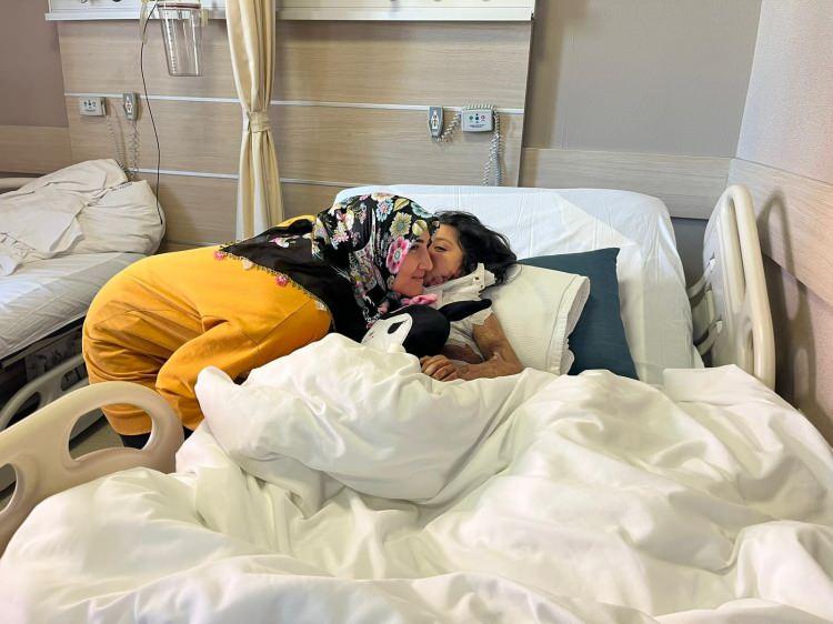 <p><span style="color:#A52A2A"><strong>"BENİ BOL BOL &Ouml;P&Uuml;YOR"</strong></span></p>

<p>&nbsp;</p>

<p>Anne Fatma &Ccedil;ift&ccedil;ioğlu, yaylaya giderken aracın arıza yaptığını anlatarak, <strong><em>"Radyat&ouml;r sıcaktan basın&ccedil; yapmış. Eşim kapağını a&ccedil;mak isterken patladı ve &ccedil;ocuğumuz bu hale geldi. 1,5 ay hastanede yattık. &Ccedil;enesinin boynuna yapışması nedeniyle hareket edemiyordu. En b&uuml;y&uuml;k hayali beni &ouml;pmekti; ama ağzı eğildiği i&ccedil;in &ouml;pemiyordu. Şimdi &ccedil;ok ş&uuml;k&uuml;r ameliyat oldu, boynu a&ccedil;ıldı. Beni bol bol &ouml;p&uuml;yor. Daha rahat uyuyor, kendini daha iyi hissediyor. Derneğimize &ccedil;ok teşekk&uuml;r ederim." </em></strong>dedi.</p>

<p>&nbsp;</p>

<p>G&uuml;lşah &Ccedil;ift&ccedil;ioğlu ise artık okula d&ouml;nmek ve parkta oyun oynamak istediğini s&ouml;yledi.</p>
