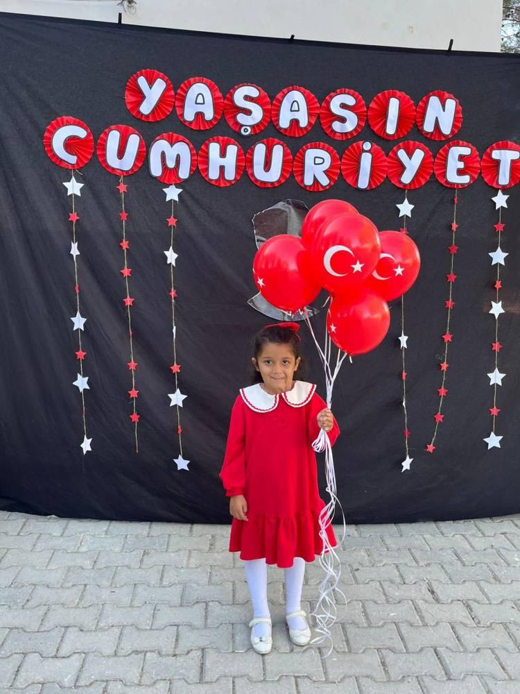 <p><span style="color:rgb(165, 42, 42)"><strong>&Ccedil;ENE KISMI BOYNUNA YAPIŞTI&nbsp;</strong></span></p>

<p>&nbsp;</p>

<p>Patlamada ailenin kızları G&uuml;lşah'ın v&uuml;cudunda ağır yanıklar oluştu.</p>

<p>&nbsp;</p>

<p>&Ccedil;ene kısmı boynuna yapışan G&uuml;lşah &Ccedil;ift&ccedil;ioğlu, uzun s&uuml;re hastanede tedavi g&ouml;rd&uuml;.</p>
