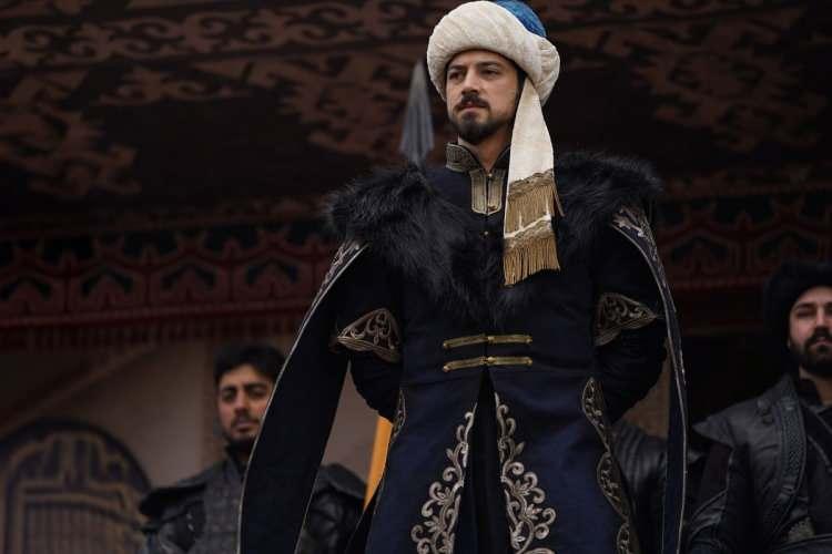 <p><strong>Ekranların sevilen y&uuml;z&uuml; <span style="color:#000080">Mert Yazıcıoğlu,</span> son d&ouml;nemde atv ekranlarında yayınlanan <span style="color:#000080">Kuruluş Orhan</span> dizisinde oynadığı <span style="color:#0000CD">"</span><span style="color:#000080">Orhan Bey"</span> karakteriyle g&uuml;ndemden d&uuml;şm&uuml;yor.</strong></p>
