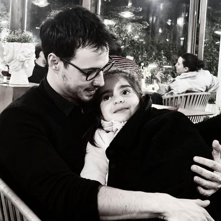 <p><span style="color:#000080"><strong>"AMCASININ G&Uuml;L&Uuml;"</strong></span></p>

<p><strong>&Ouml;zel hayatını g&ouml;zlerden uzak yaşamayı tercih eden Yazıcıoğlu, minik yeğeni<span style="color:#000080"> Zeynep</span> ile &ccedil;ekindiği samimi kareyi sosyal medya hesabından paylaştı.</strong></p>

<p>&nbsp;</p>
