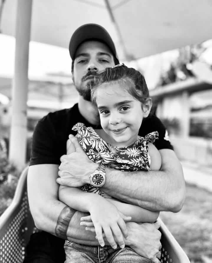 <p><strong>Fotoğrafın altına d&uuml;şt&uuml;ğ&uuml; <span style="color:#000080">"Amcasının g&uuml;l&uuml;"</span><span style="color:#4B0082"> </span>notu ise kısa s&uuml;rede sosyal medyada beğeni topladı.</strong></p>
