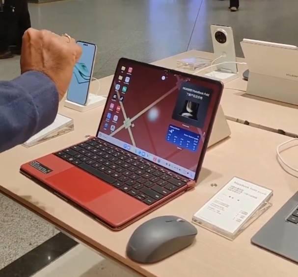 <p><span style="color:#B22222"><strong>HUAWEI MACBOOK FOLD</strong></span></p>

<p>&nbsp;</p>

<p><strong>Katlanabilen tablet bir diz&uuml;st&uuml; bilgisayarına d&ouml;n&uuml;şebiliyorken, uzaktan sadece el hareketleriyle de kullanılabiliyor.</strong></p>
