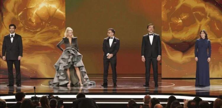 <p><strong>İspanya'nın en prestijli sinema etkinliği olan Goya &Ouml;d&uuml;lleri t&ouml;reninde Filistin'e destek mesajları &ouml;ne &ccedil;ıktı. İspanyol sinemasının en b&uuml;y&uuml;k gecesi,</strong> k<strong>ırmızı halıda <span style="color:#800000">"&Ouml;zg&uuml;r Filistin"</span> ve <span style="color:#800000">"Soykırımı durdurun"</span> yazılı rozetlerle y&uuml;r&uuml;yen sanat&ccedil;ıların duruşuyla bu yıl sadece sinema başarısının değil, aynı zamanda g&uuml;&ccedil;l&uuml; bir vicdani duruşun sahnesi oldu.</strong>&nbsp;</p>
