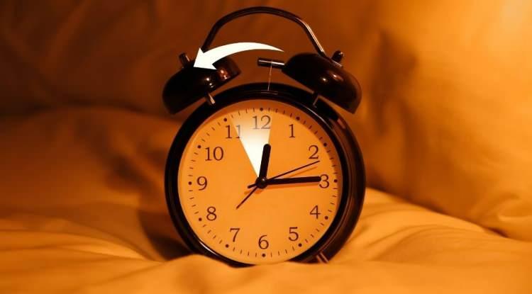 <p><strong>BMJ Open Diabetes Research & Care dergisinde yayımlanan bir araştırma, uyku s&uuml;resinin kan şekeri kontrol&uuml; ve tip 2 diyabet riski &uuml;zerindeki etkilerini ortaya &ccedil;ıkardı.</strong></p>
