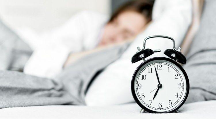 <p><span style="color:#FF0000"><strong>23 BİN KİŞİNİN VERİLERİ ANALİZ EDİLDİ</strong></span></p>

<p><strong>&Ccedil;in'deki Nantong &Uuml;niversitesi'nden araştırmacılar tarafından yapılan &ccedil;alışmada; ABD'de yaşayan yaklaşık 23 bin yetişkin mercek altına alındı ve katılımcıların uyku s&uuml;releri ile kan şekeri seviyeleri incelendi.</strong></p>
