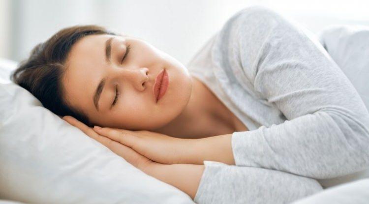 <p><span style="color:#FF0000"><strong>EN DENGELİ SONU&Ccedil;LAR 7 SAAT 18 DAKİKA UYUYAN KİŞİLERDE G&Ouml;R&Uuml;LD&Uuml;</strong></span></p>

<p><strong>G&uuml;n i&ccedil;erisinde 7 saat 18 dakikalık bir uyku s&uuml;resi, ins&uuml;lin direncini &ouml;nlemeye yardımcı olabilecek etkiye sahip.</strong></p>
