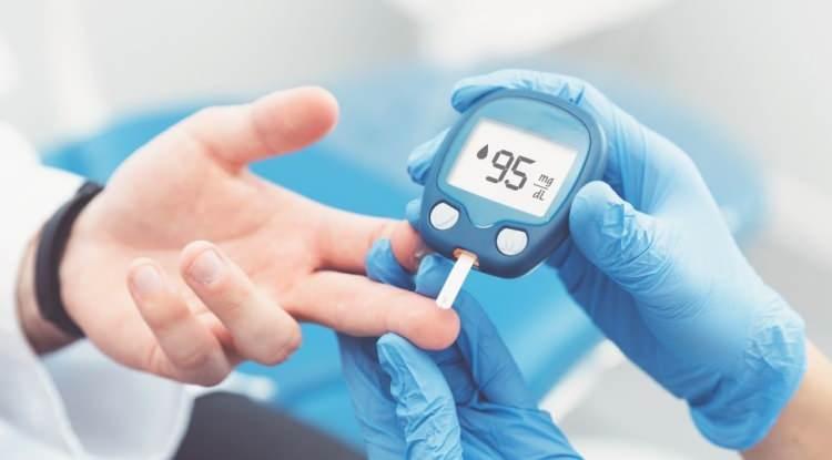 <p><strong>Yapılan analizler, gece uykusu s&uuml;resi ile kan şekeri kontrol&uuml; arasında U şeklinde bir ilişki olduğunu ortaya koydu. Buna g&ouml;re; hem &ccedil;ok az hem de &ccedil;ok fazla uyumak metabolik sağlık a&ccedil;ısından olumsuz sonu&ccedil;lar doğurabilir.</strong></p>
