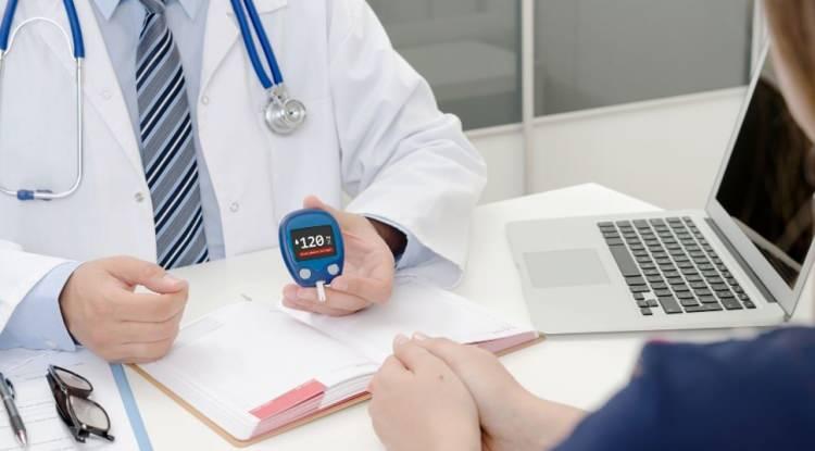 <p><span style="color:#B22222"><em><strong>Yeni bir bilimsel araştırma, uyku s&uuml;resi ile ins&uuml;lin direnci, diyabet ve diğer metabolik hastalıklar arasındaki bağlantıyı g&ouml;zler &ouml;n&uuml;ne serdi. Buna g&ouml;re; tip 2 diyabet riskini azaltmak i&ccedil;in her gece yaklaşık 7 saat 18 dakika uyku ideal s&uuml;reye eş değer.</strong></em></span></p>
