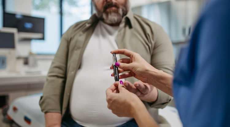 <p><span style="color:#FF0000"><strong>K&Ouml;T&Uuml; UYKU METABOLİK SAĞLIĞI ETKİLEYEBİLİR</strong></span></p>

<p><strong>D&uuml;zensiz ve yetersiz uykunun metabolik sağlık i&ccedil;in olumsuz sonu&ccedil;lara yol a&ccedil;tığına dikkat &ccedil;eken araştırmacılar, yetersiz uykunun v&uuml;cutta iltihaplanma, kan basıncını y&uuml;kseltme ve stres hormonlarının seviyesini artırmda rol oynadığını ekledi.</strong></p>
