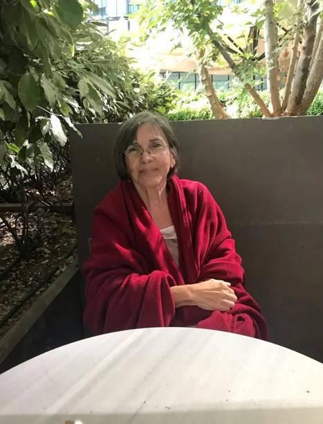 <p><span style="color:#FF0000"><strong>"HEPİNİZİ &Ccedil;OK &Ouml;ZLEDİM"</strong></span></p>

<p><strong>Sıcak ve samimi tavırlarıyla bilinen Onat, sağlık durumunun iyi olduğunu belirterek paylaşımında "Ben gayet iyiyim. Hepinizi &ccedil;ok &ouml;zledim, &ccedil;ok seviyorum" ifadelerine yer verdi.</strong></p>
