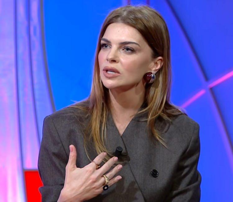 <p><strong>Son d&ouml;nemde 12 yıllık evliliğini sonlandıracağı y&ouml;n&uuml;nde haberlerle magazin g&uuml;ndeminden d&uuml;şmeyen &uuml;nl&uuml; oyuncu Pelin Karahan, Ceyda D&uuml;venci'nin sunumuyla ekranlara gelen "Bambaşka Sohbetler" programına&nbsp;konuk oldu.</strong></p>
