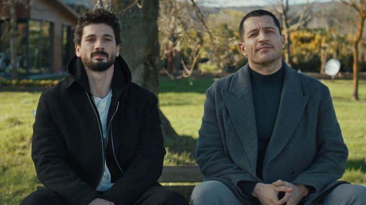 <p><strong>Son zamanların en &ccedil;ok konuşulan dizilerinden biri olan ve senaryosunu Raci Şaşmaz'ın kaleme aldığı Yeraltı dizisi bomba bir iddiayla g&uuml;ndeme geldi.</strong></p>
