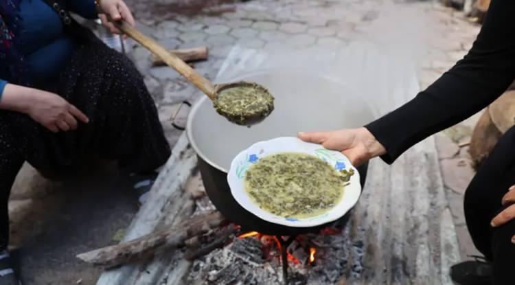 Ramazan ayının g&ouml;zde yemeği: Doğada zehirli ot olarak bilinse de sofrada şifaya d&ouml;n&uuml;ş&uuml;yor!