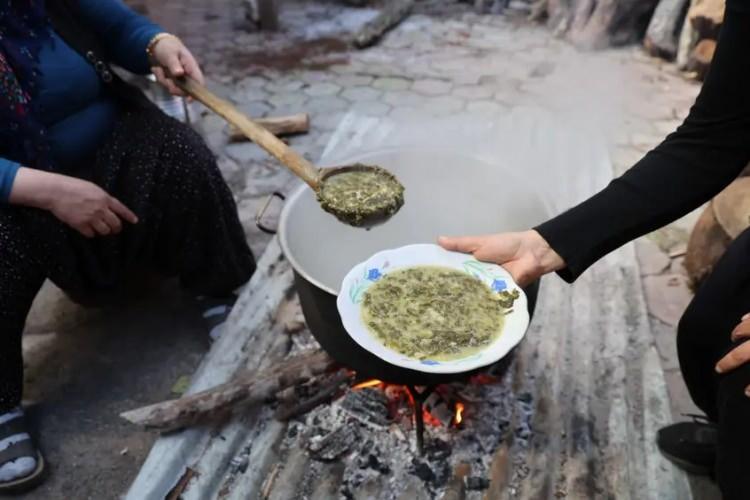 <p><span style="color:#FF0000"><strong>"DOĞADA ZEHİRLİ OLDUĞU İ&Ccedil;İN HAYVANLAR YEMEZ"</strong></span></p>

<p><strong>Yemeğin b&ouml;lgede "Andırın doktoru" olarak da bilindiğini belirten G&uuml;lizar Dinler ise "Doğada zehirli olduğu i&ccedil;in hayvanlar yemez. Topladıktan sonra ince ince kıyıp 24 saat bekletiyoruz. Ekşi ile acısını almak lazım. Eskiden bakır ve erik koyarak acısını aldırırlardı." ifadelerini kullandı.</strong></p>
