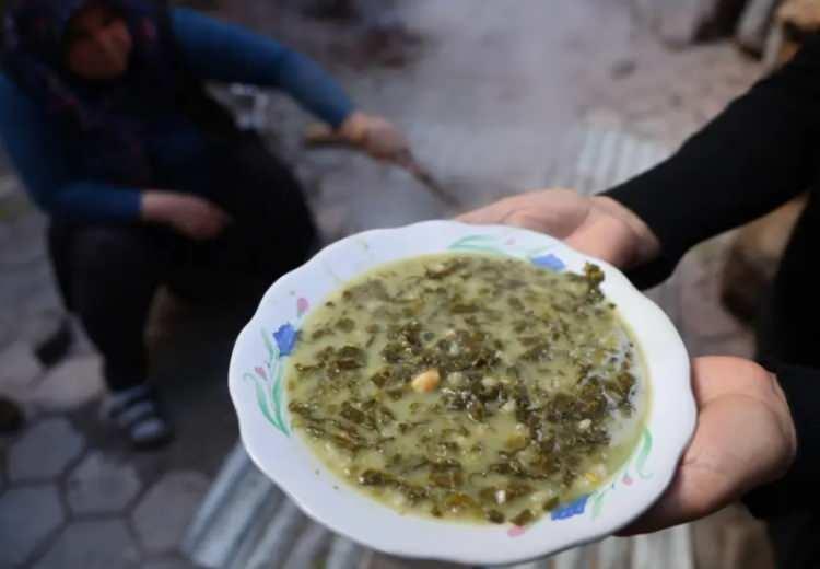 <p><strong>Tadıyla &ccedil;ok sevilen yemeğin faydalı olduğunu s&ouml;yleyen b&ouml;lge halkı, yemeğinin bağırsak parazitlerini yok ettiğine ve yılda 6 kez yenmesi gerektiğine inanıyor.</strong></p>
