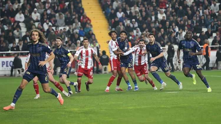 <p>Ligde oynadığı son iki ma&ccedil;ta puan kayıpları yaşayan Fenerbah&ccedil;e, şampiyonluk yarışında lider Galatasaray'ın (58) 4 puan gerisine d&uuml;şt&uuml;.</p>
