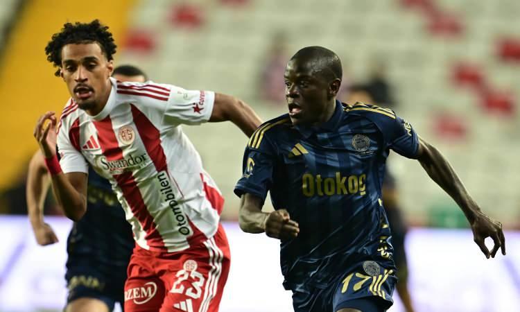 <p>Trendyol S&uuml;per Lig'in 24. haftasında Fenerbah&ccedil;e, deplasmanda Antalyaspor'a konuk oldu.</p>
