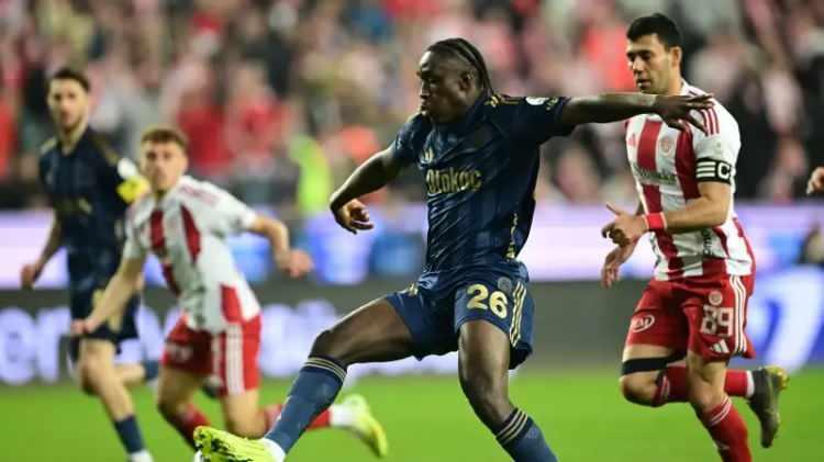 <p>Corendon Airlines Park Stadyumu'nda oynanan m&uuml;cadele 2-2'lik eşitlikle sona erdi.</p>
