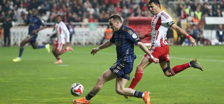 <p><strong>Dışarıdan biri k&ouml;t&uuml; bir m&uuml;dahale etmek istese gol atar diye Kerem Akt&uuml;rkoğlu'nu &ccedil;ıkarırdı.</strong></p>
