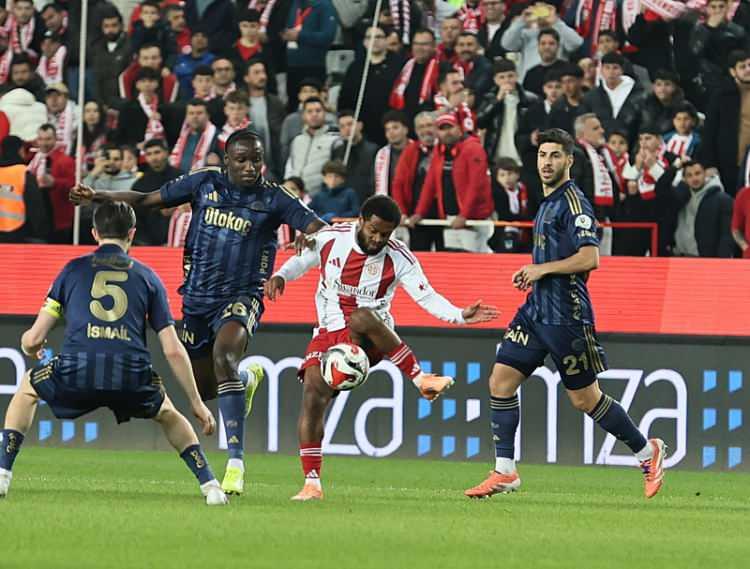 <p>S&uuml;per Lig'de gelecek hafta Fenerbah&ccedil;e, sahasında Samsunspor ile karşı karşıya gelecek.</p>
