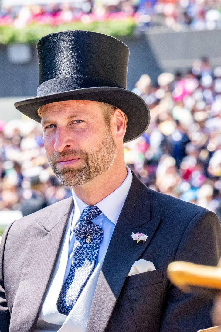 <p><strong>Aynı zamanda<em>&nbsp;</em>g&uuml;nl&uuml;ğ&uuml;, strateji planlaması ve &ouml;nemli kararları, kraliyet ailesi tarafından filtrelenmeden kendi kampı i&ccedil;inde ele aldığı s&ouml;yleniyor.</strong></p>
