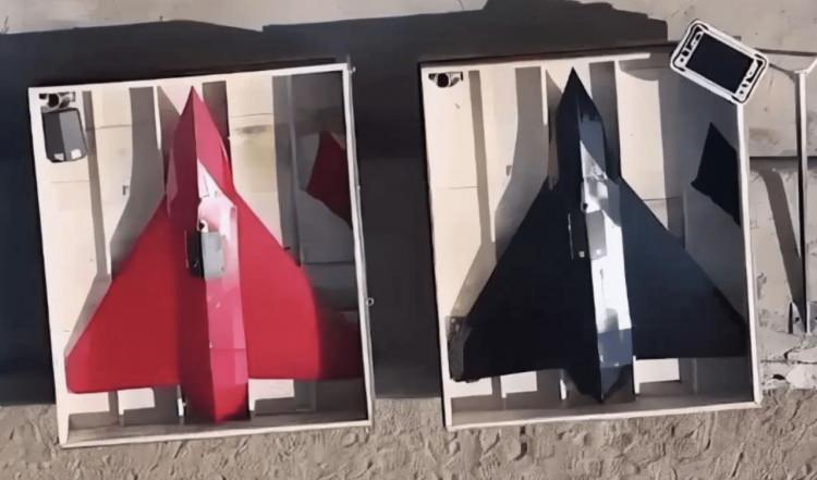 <p><span style="color:#B22222"><strong>JET MOTORLU Y&Uuml;KSEK HIZLI DRON</strong></span></p>

<p>Tesnim Haber Ajansı'nın haberine g&ouml;re Hadid-110'un en dikkat &ccedil;eken &ouml;zelliği turbojet motorla donatılmış olması. &Uuml;&ccedil;gen (delta kanat) tasarıma sahip olan dronun saatte yaklaşık 510 kilometre hıza ulaşabildiği ve İran envanterindeki en hızlı insansız hava ara&ccedil;larından biri olduğu belirtiliyor.</p>

<p>&nbsp;</p>
