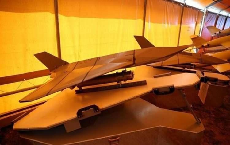 <p><span style="color:#B22222"><strong>HADİD-110 VE ŞAHİD-136 KARŞILAŞTIRMASI</strong></span></p>

<p>İki model arasındaki teknik farklar da dikkat &ccedil;ekiyor. Şahid-136 saatte yaklaşık 180 kilometre hız yapabilirken, Hadid-110'un hızının 510 kilometreye kadar &ccedil;ıkabildiği ifade ediliyor. Buna karşılık Şahid-136 yaklaşık 2 bin kilometre menzile sahip uzun menzilli bir dron olarak &ouml;ne &ccedil;ıkarken, Hadid-110'un menzilinin 350 ila 400 kilometre arasında olduğu belirtiliyor.</p>
