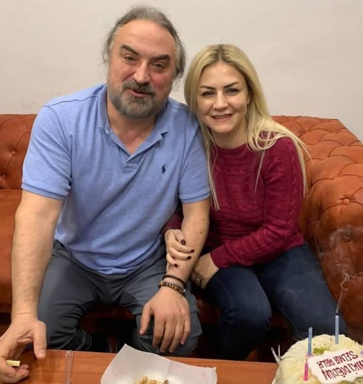 <p><strong>Sosyal medya paylaşımlarıyla eşini her fırsatta&nbsp;</strong><strong>anmaya &ccedil;alışan Selma Konak,&nbsp; bu kez de kızı Derin ile eşi Volkan Konak'ın&nbsp;</strong><strong>&nbsp;birlikte şarkı s&ouml;ylediği anları paylaştı.</strong></p>
