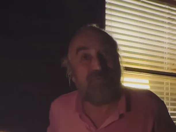 <p><strong>Konak, eşinin doğum g&uuml;n&uuml;nde Volkan Konak'ın şiir okuduğu anları paylaşarak,<em> <span style="color:#800080">"Sorma bana ne kadar seviyorsun diye! O kadar işte! Tavanı kadar sokağın, dibi kadar cehennemin&hellip; G&ouml;ky&uuml;z&uuml; sana, kalbin bana emanet Volkan'ım, doğum g&uuml;n&uuml;n kutlu olsun"</span></em> notunu d&uuml;şm&uuml;şt&uuml;.&nbsp;</strong></p>
