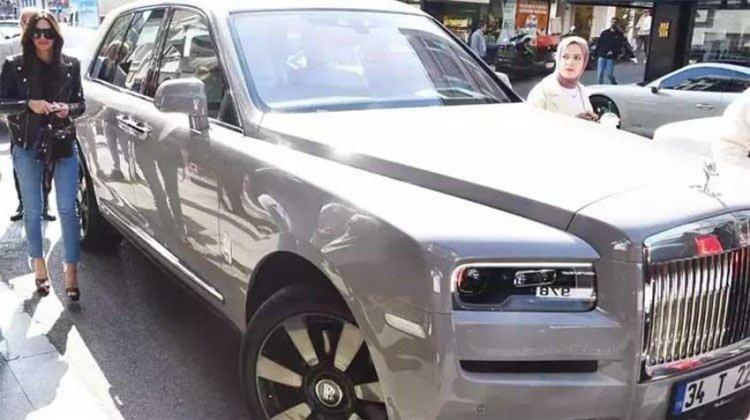 <p><strong>Rolls-Royce Cullinan model aracıyla şehir turu yapan Turan'ın arabasının fiyatı ise resmen dudak u&ccedil;uklattı.</strong></p>
