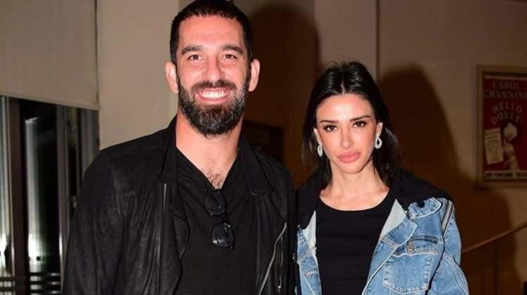 <p><strong>Magazin d&uuml;nyasının g&ouml;zde &ccedil;iftlerinden Arda Turan ve Aslıhan Doğan, sık sık aile yaşantılarıyla dikkat &ccedil;ekiyor. &Uuml;nl&uuml; &ccedil;iftten Aslıhan Doğan Turan, &ouml;nceki g&uuml;n Etiler'de objektiflere yansıdı.</strong></p>
