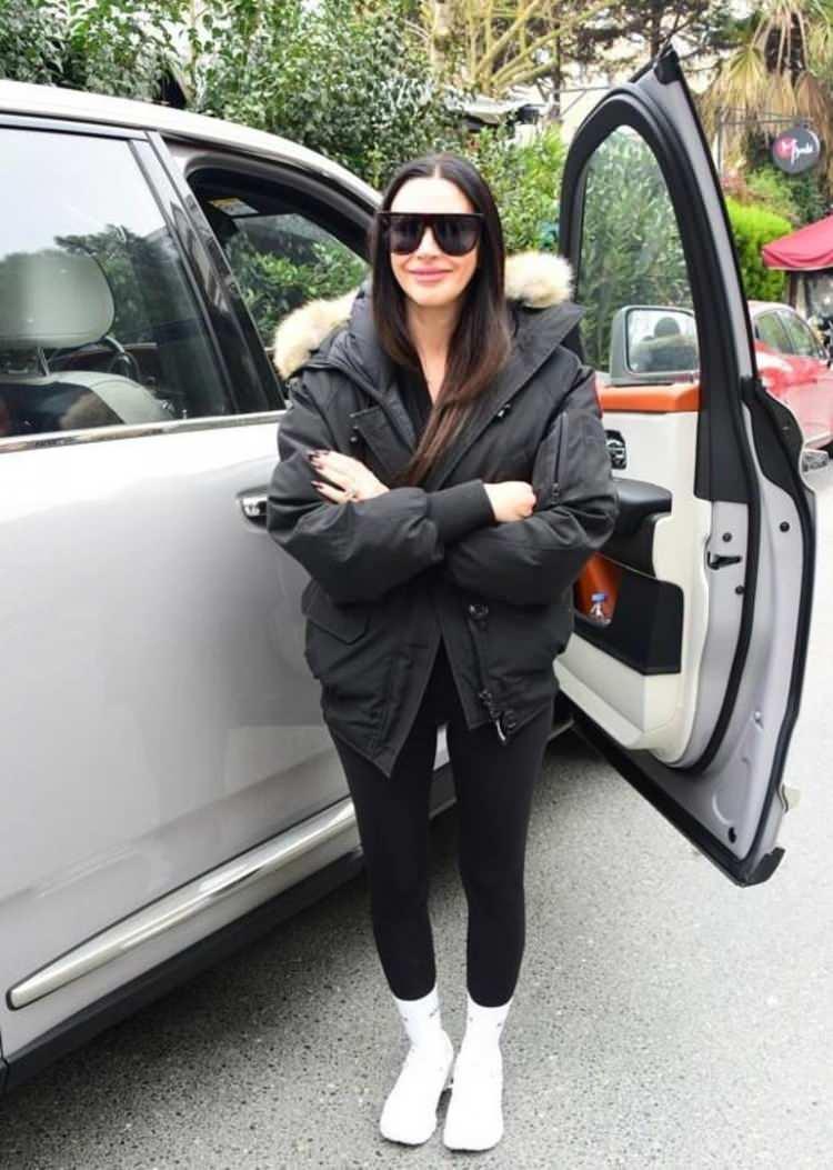 <p><span style="color:#FF0000"><strong>L&Uuml;KS ARACIN FİYATI DUYANLARI ŞAŞKINA &Ccedil;EVİRDİ</strong></span></p>

<p><strong>Siyahlara b&uuml;r&uuml;nen &uuml;nl&uuml; isim, karşısında gazetecileri g&ouml;r&uuml;nce ayak&uuml;st&uuml; sohbet etti ve l&uuml;ks aracının &ouml;n&uuml;nde kameralara poz verdi.</strong></p>
