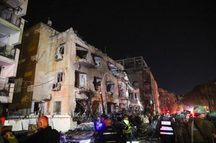 <p>ABD ve İsrail&rsquo;in ortak saldırısının ardından İran&rsquo;ın misilleme olarak ger&ccedil;ekleştirdiği saldırıda, B&uuml;y&uuml;k Tel Aviv olarak bilinen Gush Dan b&ouml;lgesindeki iki binaya doğrudan isabet eden f&uuml;ze, &ccedil;evredeki bina ve ara&ccedil;larda ağır hasara yol a&ccedil;tı.</p>

<p>&nbsp;</p>
