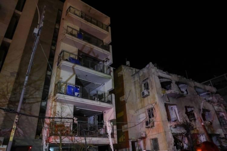 <p>Ekipler, Tel Aviv&rsquo;de f&uuml;zenin d&uuml;şt&uuml;ğ&uuml; noktada inceleme ve enkaz kaldırma &ccedil;alışmalarını s&uuml;rd&uuml;r&uuml;yor.&nbsp;</p>
